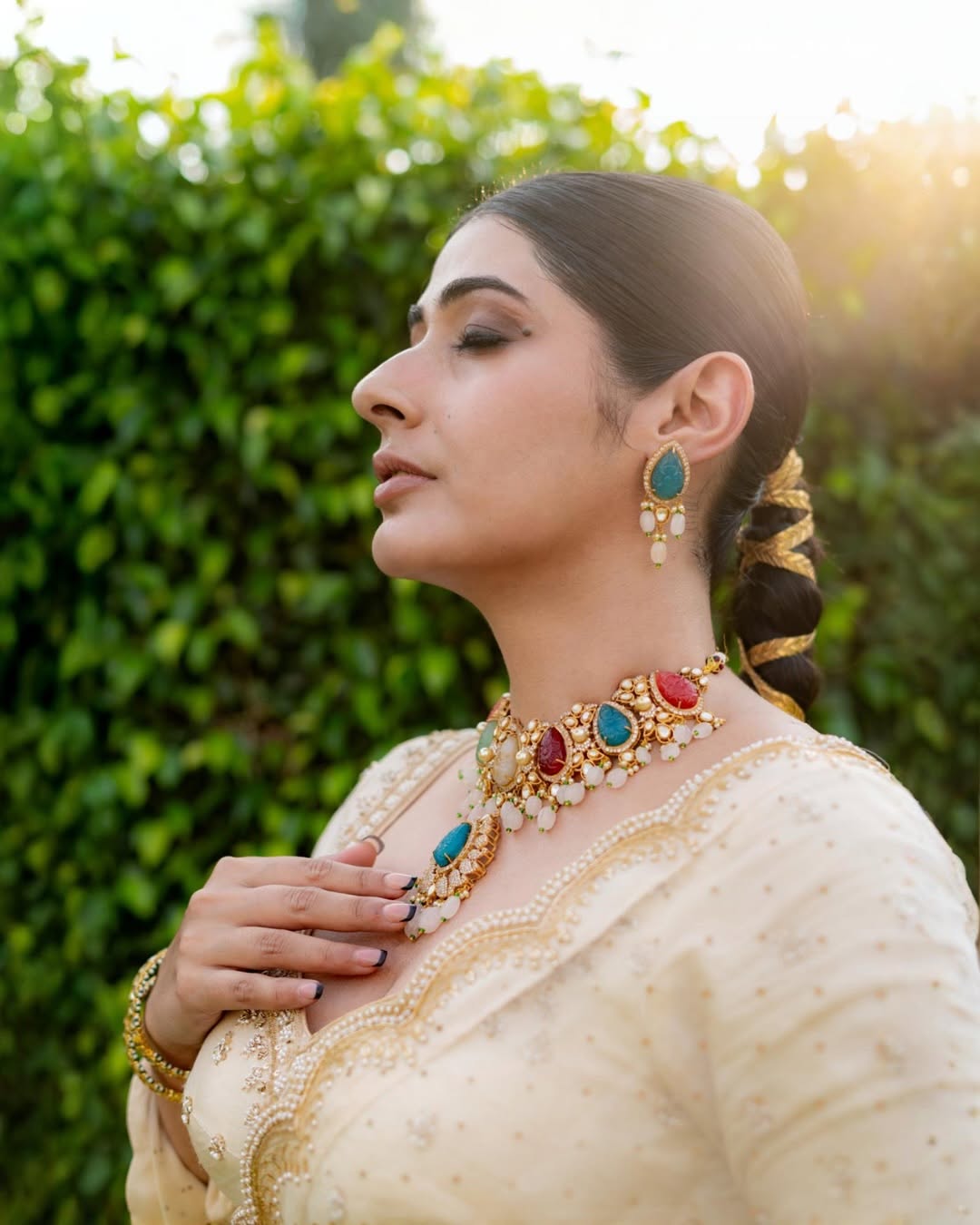 Soundarya Thakur in Navratan Moissanite set